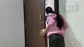 Step sister ko akele dekh kar darwaza band kar pel diya